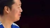 王治郅退役时把易建联喊了上来：接下来就靠兄弟你了！